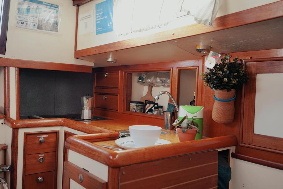 Cozy Lisbon Marina Sleepaboard - Sail Away Hotel Exterior photo